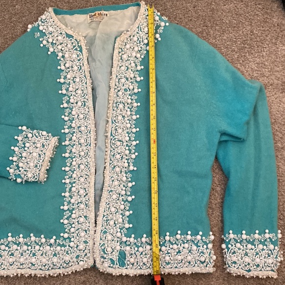 An antique (1940s) lambs wool beaded sweater size M - Picture 11 of 14